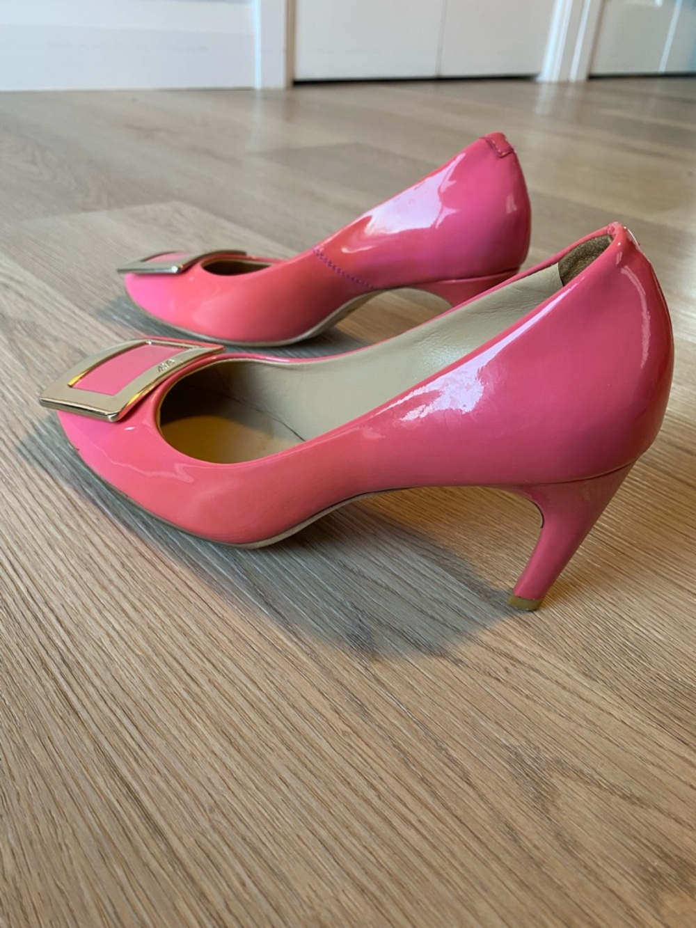 Roger Vivier Pink Patent Leather Buckle Pumps Kitten Heel Designer Heels - Picture 2 of 14